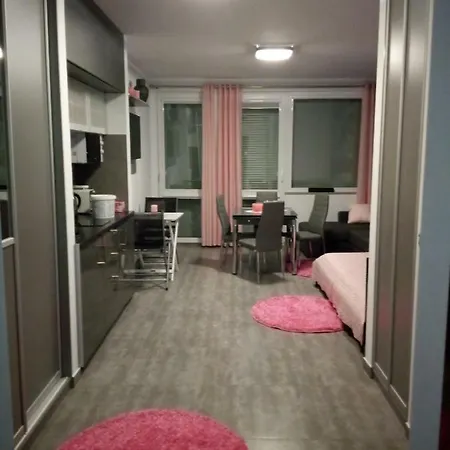 Slavia Rosa * 米兹多洛杰